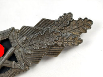 Nahkampfspange in bronze. Zink bronziert, sehr guter Zustand, Hersteller "FEC. W.E. Peekhaus Berlin - A.G.M.u.K. Gablonz" Magnetisches Plättchen