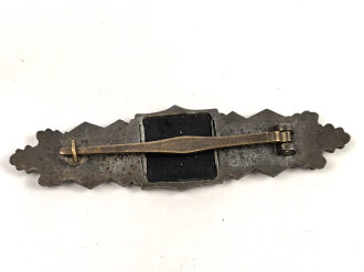 Nahkampfspange in bronze. Zink bronziert, sehr guter Zustand, Hersteller "FEC. W.E. Peekhaus Berlin - A.G.M.u.K. Gablonz" Magnetisches Plättchen