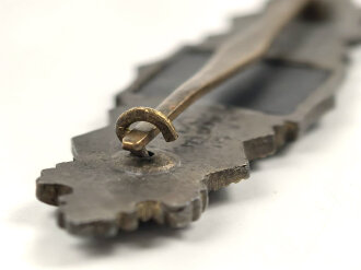 Nahkampfspange in bronze. Zink bronziert, sehr guter Zustand, Hersteller "FEC. W.E. Peekhaus Berlin - A.G.M.u.K. Gablonz" Magnetisches Plättchen