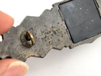 Nahkampfspange in bronze. Zink bronziert, sehr guter Zustand, Hersteller "FEC. W.E. Peekhaus Berlin - A.G.M.u.K. Gablonz" Magnetisches Plättchen