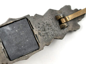 Nahkampfspange in bronze. Zink bronziert, sehr guter Zustand, Hersteller "FEC. W.E. Peekhaus Berlin - A.G.M.u.K. Gablonz" Magnetisches Plättchen