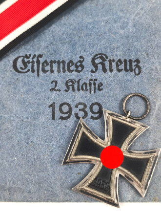 Eisernes Kreuz 2. Klasse 1939 , ungetragenes Stück, Band beiliegend, in Tüte von Franz Reischauer Oberstein / Nahe