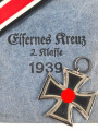 Eisernes Kreuz 2. Klasse 1939 , ungetragenes Stück, Band beiliegend, in Tüte von Franz Reischauer Oberstein / Nahe