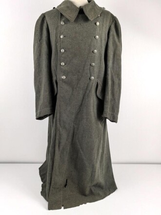 Heer, Mantel für Mannschaften, Kammerstück eines Herstellers aus Warschau. Die Ärmelaufschläge entfernt, auf dem Rücken die Buchstaben PG ( französischer Kriegsgefangener ) noch erkennbar . Stark getragenes Stück