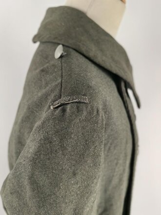 Heer, Mantel für Mannschaften, Kammerstück eines Herstellers aus Warschau. Die Ärmelaufschläge entfernt, auf dem Rücken die Buchstaben PG ( französischer Kriegsgefangener ) noch erkennbar . Stark getragenes Stück