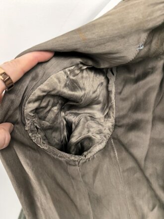 Heer, Mantel für Mannschaften, Kammerstück eines Herstellers aus Warschau. Die Ärmelaufschläge entfernt, auf dem Rücken die Buchstaben PG ( französischer Kriegsgefangener ) noch erkennbar . Stark getragenes Stück