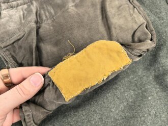 Heer, Mantel für Mannschaften, Kammerstück eines Herstellers aus Warschau. Die Ärmelaufschläge entfernt, auf dem Rücken die Buchstaben PG ( französischer Kriegsgefangener ) noch erkennbar . Stark getragenes Stück