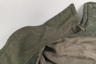Heer, Mantel für Mannschaften, Kammerstück eines Herstellers aus Warschau. Die Ärmelaufschläge entfernt, auf dem Rücken die Buchstaben PG ( französischer Kriegsgefangener ) noch erkennbar . Stark getragenes Stück