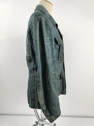 Feldbluse in Drillichmaterial. Heeresschnitt, aber eher Polizeigrünes Material. Weder Brust- noch Ärmeladlerabdruck, dafür deutliche , relativ große Kragenspiegelabdrücke. Getragenes Kammerstück