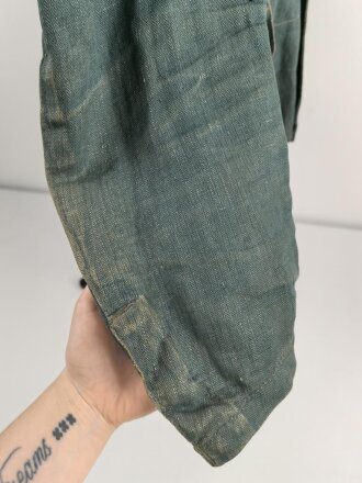 Feldbluse in Drillichmaterial. Heeresschnitt, aber eher Polizeigrünes Material. Weder Brust- noch Ärmeladlerabdruck, dafür deutliche , relativ große Kragenspiegelabdrücke. Getragenes Kammerstück