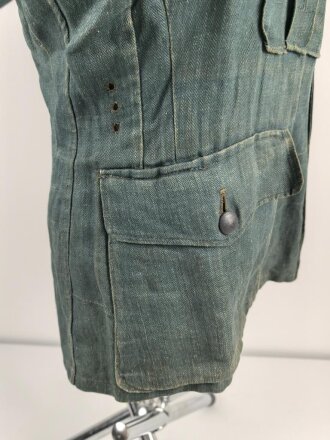Feldbluse in Drillichmaterial. Heeresschnitt, aber eher Polizeigrünes Material. Weder Brust- noch Ärmeladlerabdruck, dafür deutliche , relativ große Kragenspiegelabdrücke. Getragenes Kammerstück