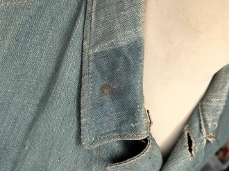 Feldbluse in Drillichmaterial. Heeresschnitt, aber eher Polizeigrünes Material. Weder Brust- noch Ärmeladlerabdruck, dafür deutliche , relativ große Kragenspiegelabdrücke. Getragenes Kammerstück