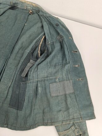 Feldbluse in Drillichmaterial. Heeresschnitt, aber eher Polizeigrünes Material. Weder Brust- noch Ärmeladlerabdruck, dafür deutliche , relativ große Kragenspiegelabdrücke. Getragenes Kammerstück