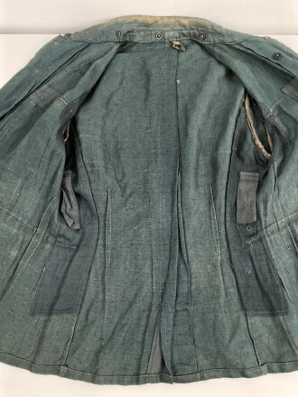 Feldbluse in Drillichmaterial. Heeresschnitt, aber eher Polizeigrünes Material. Weder Brust- noch Ärmeladlerabdruck, dafür deutliche , relativ große Kragenspiegelabdrücke. Getragenes Kammerstück