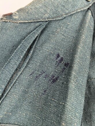 Feldbluse in Drillichmaterial. Heeresschnitt, aber eher Polizeigrünes Material. Weder Brust- noch Ärmeladlerabdruck, dafür deutliche , relativ große Kragenspiegelabdrücke. Getragenes Kammerstück