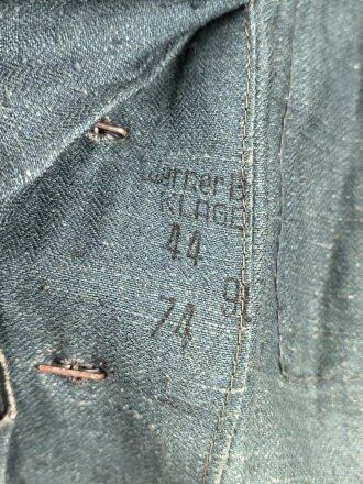 Feldbluse in Drillichmaterial. Heeresschnitt, aber eher Polizeigrünes Material. Weder Brust- noch Ärmeladlerabdruck, dafür deutliche , relativ große Kragenspiegelabdrücke. Getragenes Kammerstück