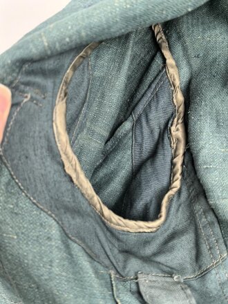 Feldbluse in Drillichmaterial. Heeresschnitt, aber eher Polizeigrünes Material. Weder Brust- noch Ärmeladlerabdruck, dafür deutliche , relativ große Kragenspiegelabdrücke. Getragenes Kammerstück