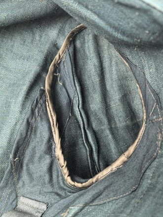 Feldbluse in Drillichmaterial. Heeresschnitt, aber eher Polizeigrünes Material. Weder Brust- noch Ärmeladlerabdruck, dafür deutliche , relativ große Kragenspiegelabdrücke. Getragenes Kammerstück