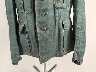 Feldbluse in Drillichmaterial. Heeresschnitt, aber eher Polizeigrünes Material. Weder Brust- noch Ärmeladlerabdruck, dafür deutliche , relativ große Kragenspiegelabdrücke. Getragenes Kammerstück