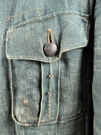 Feldbluse in Drillichmaterial. Heeresschnitt, aber eher Polizeigrünes Material. Weder Brust- noch Ärmeladlerabdruck, dafür deutliche , relativ große Kragenspiegelabdrücke. Getragenes Kammerstück