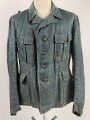Feldbluse in Drillichmaterial. Heeresschnitt, aber eher Polizeigrünes Material. Weder Brust- noch Ärmeladlerabdruck, dafür deutliche , relativ große Kragenspiegelabdrücke. Getragenes Kammerstück