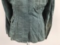 Feldbluse in Drillichmaterial. Heeresschnitt, aber eher Polizeigrünes Material. Weder Brust- noch Ärmeladlerabdruck, dafür deutliche , relativ große Kragenspiegelabdrücke. Getragenes Kammerstück