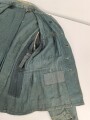 Feldbluse in Drillichmaterial. Heeresschnitt, aber eher Polizeigrünes Material. Weder Brust- noch Ärmeladlerabdruck, dafür deutliche , relativ große Kragenspiegelabdrücke. Getragenes Kammerstück
