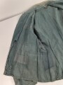 Feldbluse in Drillichmaterial. Heeresschnitt, aber eher Polizeigrünes Material. Weder Brust- noch Ärmeladlerabdruck, dafür deutliche , relativ große Kragenspiegelabdrücke. Getragenes Kammerstück