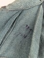 Feldbluse in Drillichmaterial. Heeresschnitt, aber eher Polizeigrünes Material. Weder Brust- noch Ärmeladlerabdruck, dafür deutliche , relativ große Kragenspiegelabdrücke. Getragenes Kammerstück