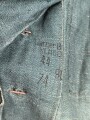 Feldbluse in Drillichmaterial. Heeresschnitt, aber eher Polizeigrünes Material. Weder Brust- noch Ärmeladlerabdruck, dafür deutliche , relativ große Kragenspiegelabdrücke. Getragenes Kammerstück