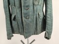 Feldbluse in Drillichmaterial. Heeresschnitt, aber eher Polizeigrünes Material. Weder Brust- noch Ärmeladlerabdruck, dafür deutliche , relativ große Kragenspiegelabdrücke. Getragenes Kammerstück