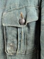 Feldbluse in Drillichmaterial. Heeresschnitt, aber eher Polizeigrünes Material. Weder Brust- noch Ärmeladlerabdruck, dafür deutliche , relativ große Kragenspiegelabdrücke. Getragenes Kammerstück