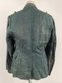 Feldbluse in Drillichmaterial. Heeresschnitt, aber eher Polizeigrünes Material. Weder Brust- noch Ärmeladlerabdruck, dafür deutliche , relativ große Kragenspiegelabdrücke. Getragenes Kammerstück