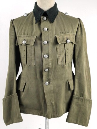 Waffen SS, Feldbluse für einen Offizier. Getragenes Eigentumstück in gutem Gesamtzustand, Sitz des Armadlers und Ärmelbandes deutlich sichtbar.