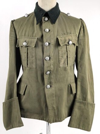 Waffen SS, Feldbluse für einen Offizier. Getragenes Eigentumstück in gutem Gesamtzustand, Sitz des Armadlers und Ärmelbandes deutlich sichtbar.
