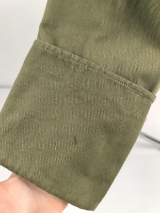 Waffen SS, Feldbluse für einen Offizier. Getragenes Eigentumstück in gutem Gesamtzustand, Sitz des Armadlers und Ärmelbandes deutlich sichtbar.