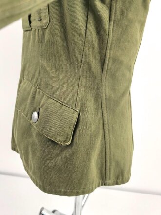 Waffen SS, Feldbluse für einen Offizier. Getragenes Eigentumstück in gutem Gesamtzustand, Sitz des Armadlers und Ärmelbandes deutlich sichtbar.