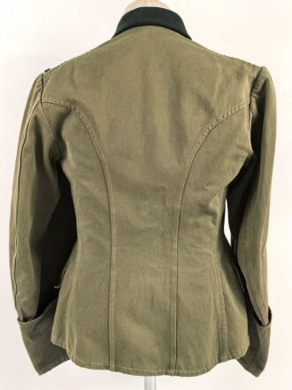Waffen SS, Feldbluse für einen Offizier. Getragenes Eigentumstück in gutem Gesamtzustand, Sitz des Armadlers und Ärmelbandes deutlich sichtbar.