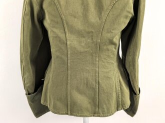 Waffen SS, Feldbluse für einen Offizier. Getragenes Eigentumstück in gutem Gesamtzustand, Sitz des Armadlers und Ärmelbandes deutlich sichtbar.