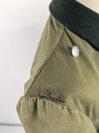 Waffen SS, Feldbluse für einen Offizier. Getragenes Eigentumstück in gutem Gesamtzustand, Sitz des Armadlers und Ärmelbandes deutlich sichtbar.
