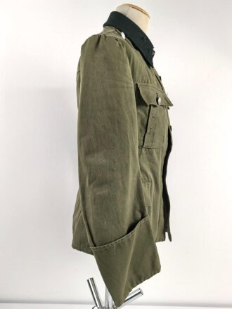 Waffen SS, Feldbluse für einen Offizier. Getragenes Eigentumstück in gutem Gesamtzustand, Sitz des Armadlers und Ärmelbandes deutlich sichtbar.