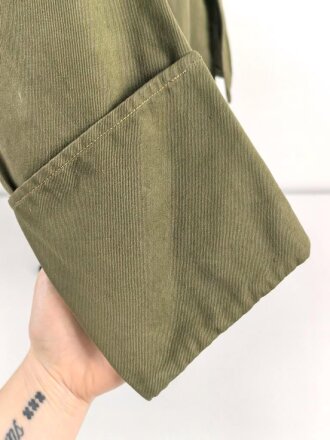 Waffen SS, Feldbluse für einen Offizier. Getragenes Eigentumstück in gutem Gesamtzustand, Sitz des Armadlers und Ärmelbandes deutlich sichtbar.