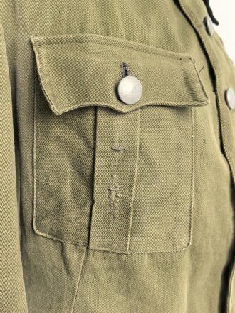 Waffen SS, Feldbluse für einen Offizier. Getragenes Eigentumstück in gutem Gesamtzustand, Sitz des Armadlers und Ärmelbandes deutlich sichtbar.