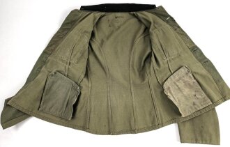 Waffen SS, Feldbluse für einen Offizier. Getragenes Eigentumstück in gutem Gesamtzustand, Sitz des Armadlers und Ärmelbandes deutlich sichtbar.