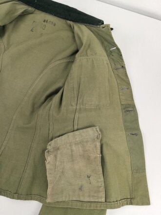 Waffen SS, Feldbluse für einen Offizier. Getragenes Eigentumstück in gutem Gesamtzustand, Sitz des Armadlers und Ärmelbandes deutlich sichtbar.