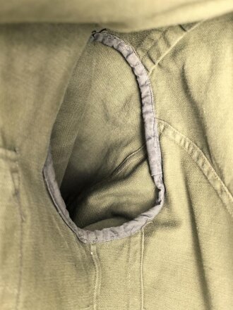 Waffen SS, Feldbluse für einen Offizier. Getragenes Eigentumstück in gutem Gesamtzustand, Sitz des Armadlers und Ärmelbandes deutlich sichtbar.