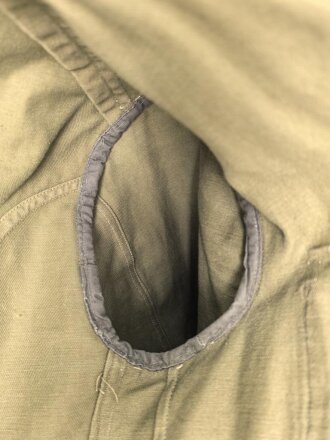 Waffen SS, Feldbluse für einen Offizier. Getragenes Eigentumstück in gutem Gesamtzustand, Sitz des Armadlers und Ärmelbandes deutlich sichtbar.