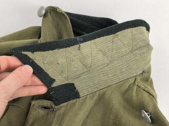 Waffen SS, Feldbluse für einen Offizier. Getragenes Eigentumstück in gutem Gesamtzustand, Sitz des Armadlers und Ärmelbandes deutlich sichtbar.