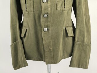 Waffen SS, Feldbluse für einen Offizier. Getragenes Eigentumstück in gutem Gesamtzustand, Sitz des Armadlers und Ärmelbandes deutlich sichtbar.