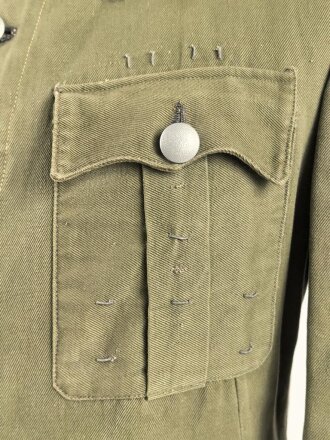 Waffen SS, Feldbluse für einen Offizier. Getragenes Eigentumstück in gutem Gesamtzustand, Sitz des Armadlers und Ärmelbandes deutlich sichtbar.